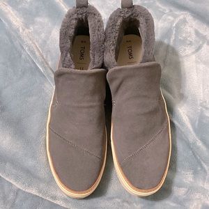 Tom’s Paxton suede ankle booty with faux fur. Like new!